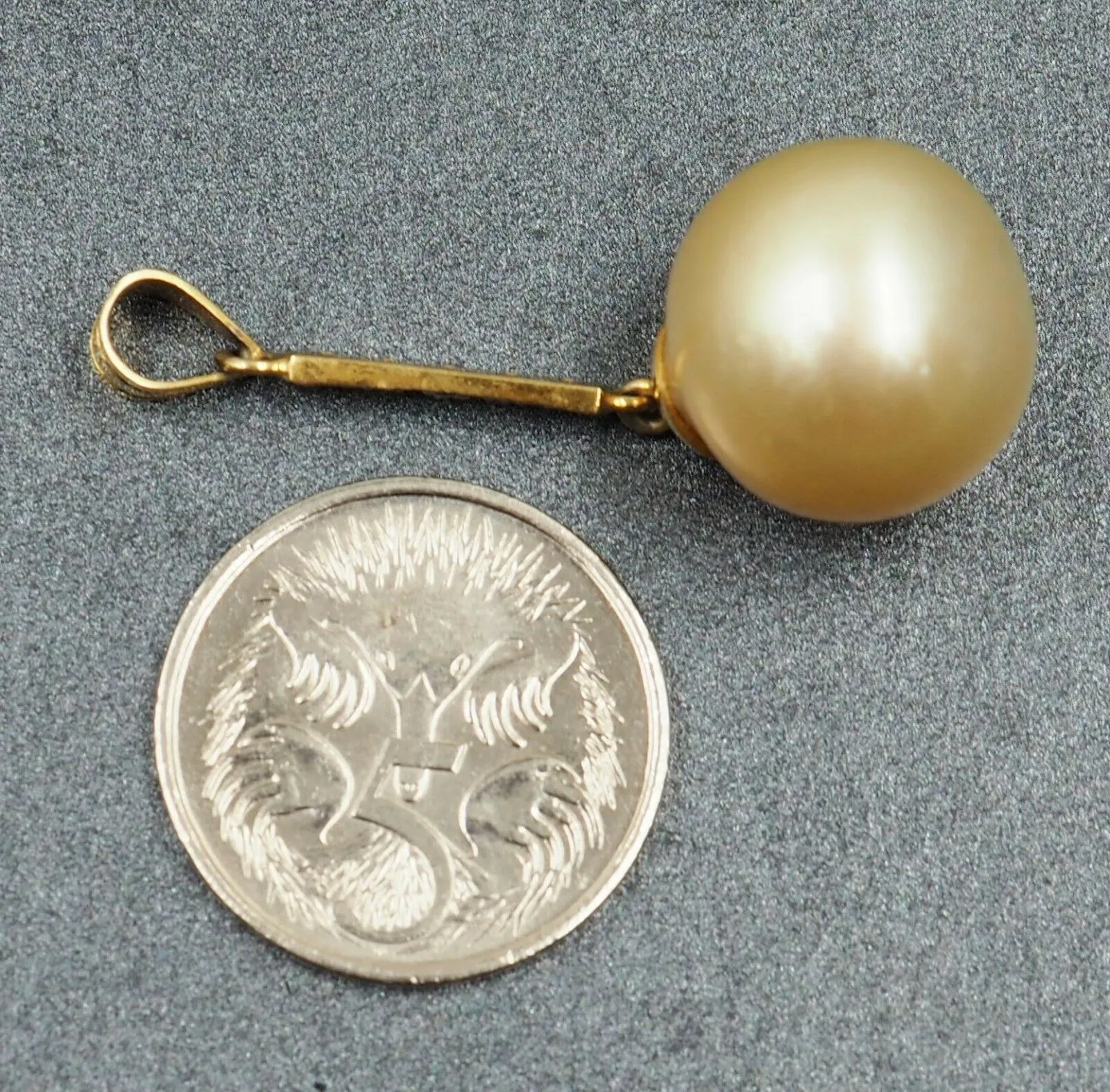 18ct Yellow Gold Diamond & Freshwater Pearl Pendant