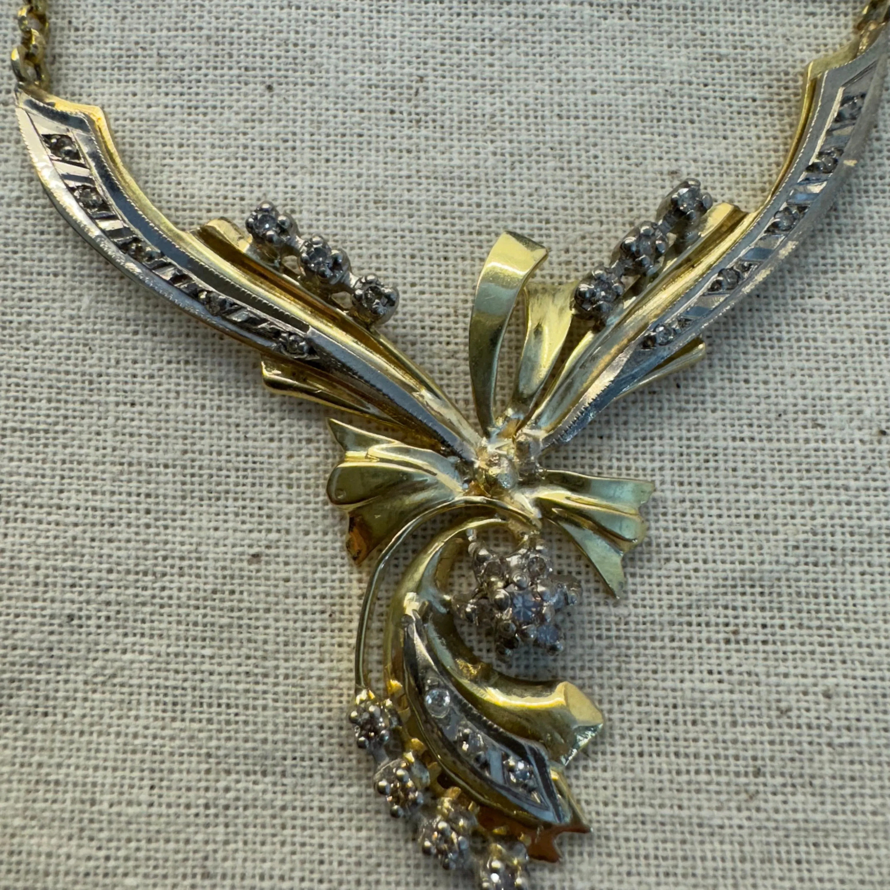 18K gold necklace set with Diamonds