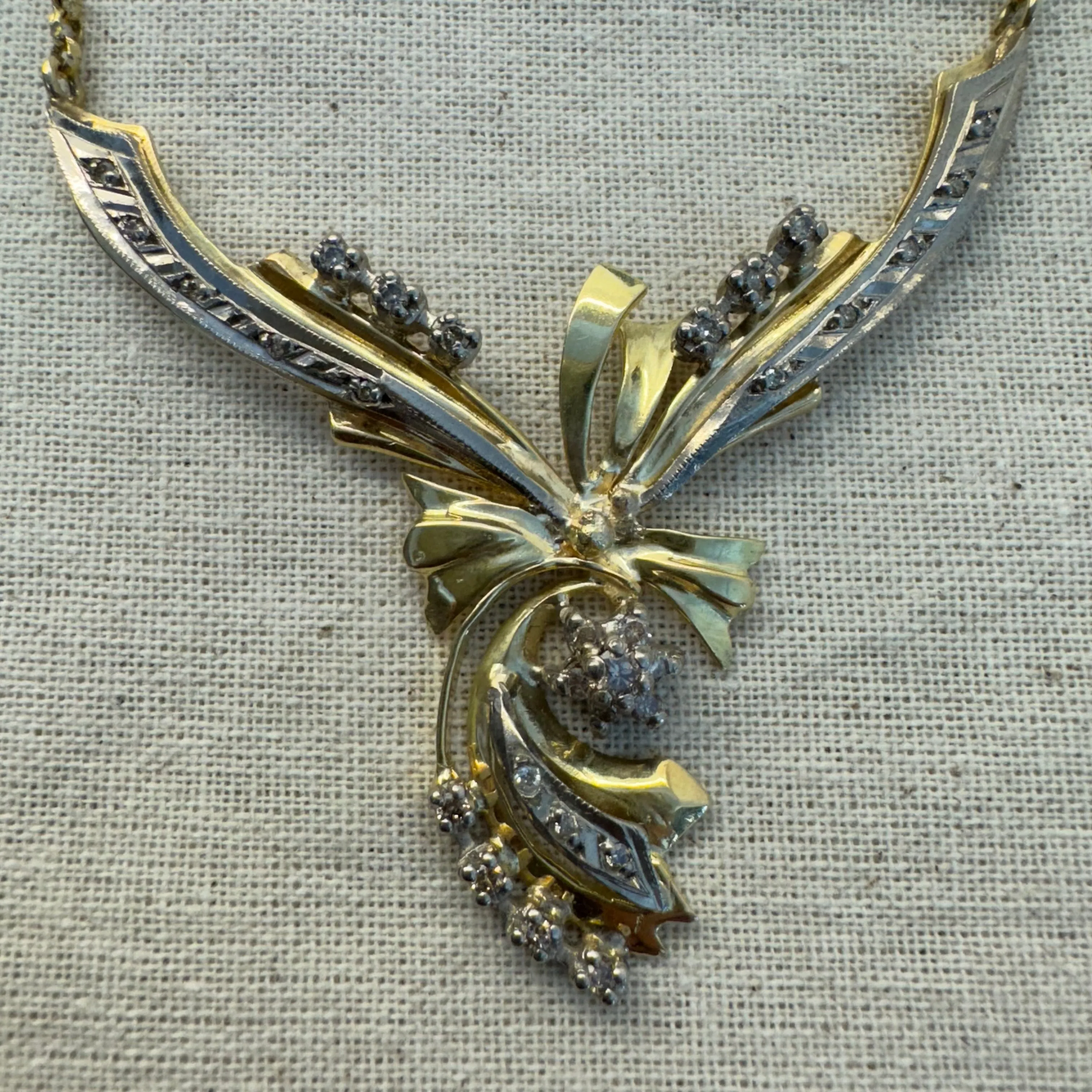 18K gold necklace set with Diamonds