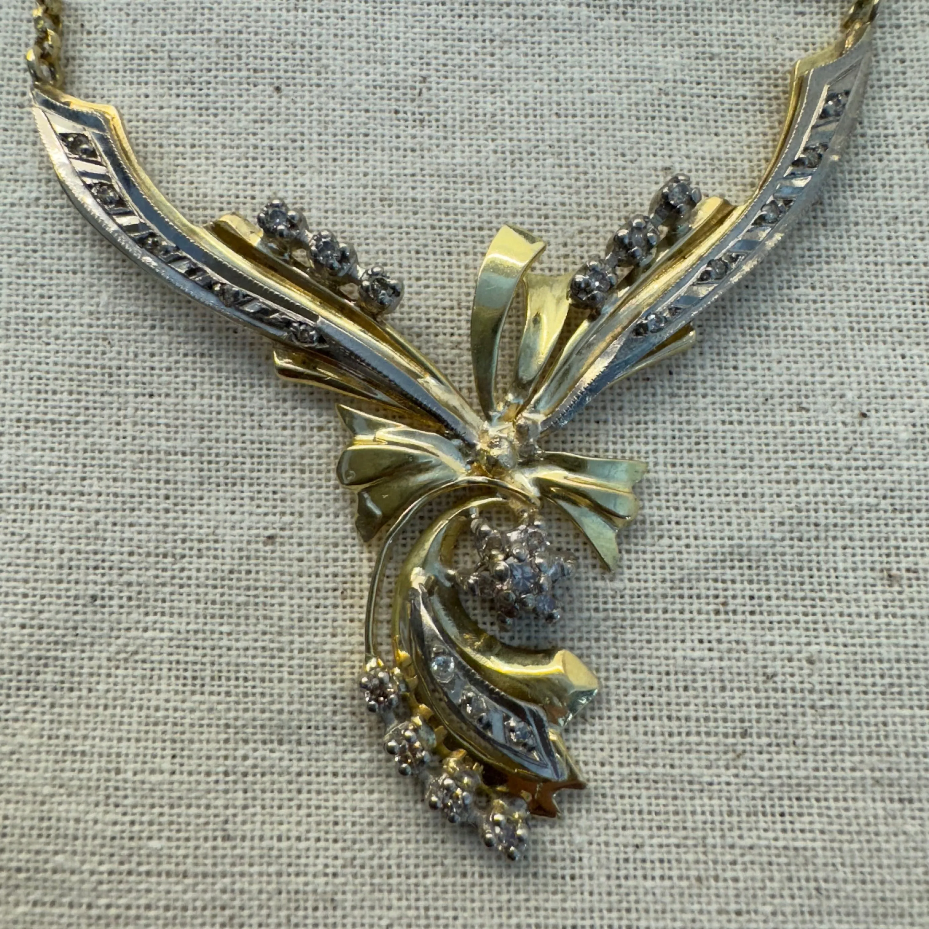 18K gold necklace set with Diamonds