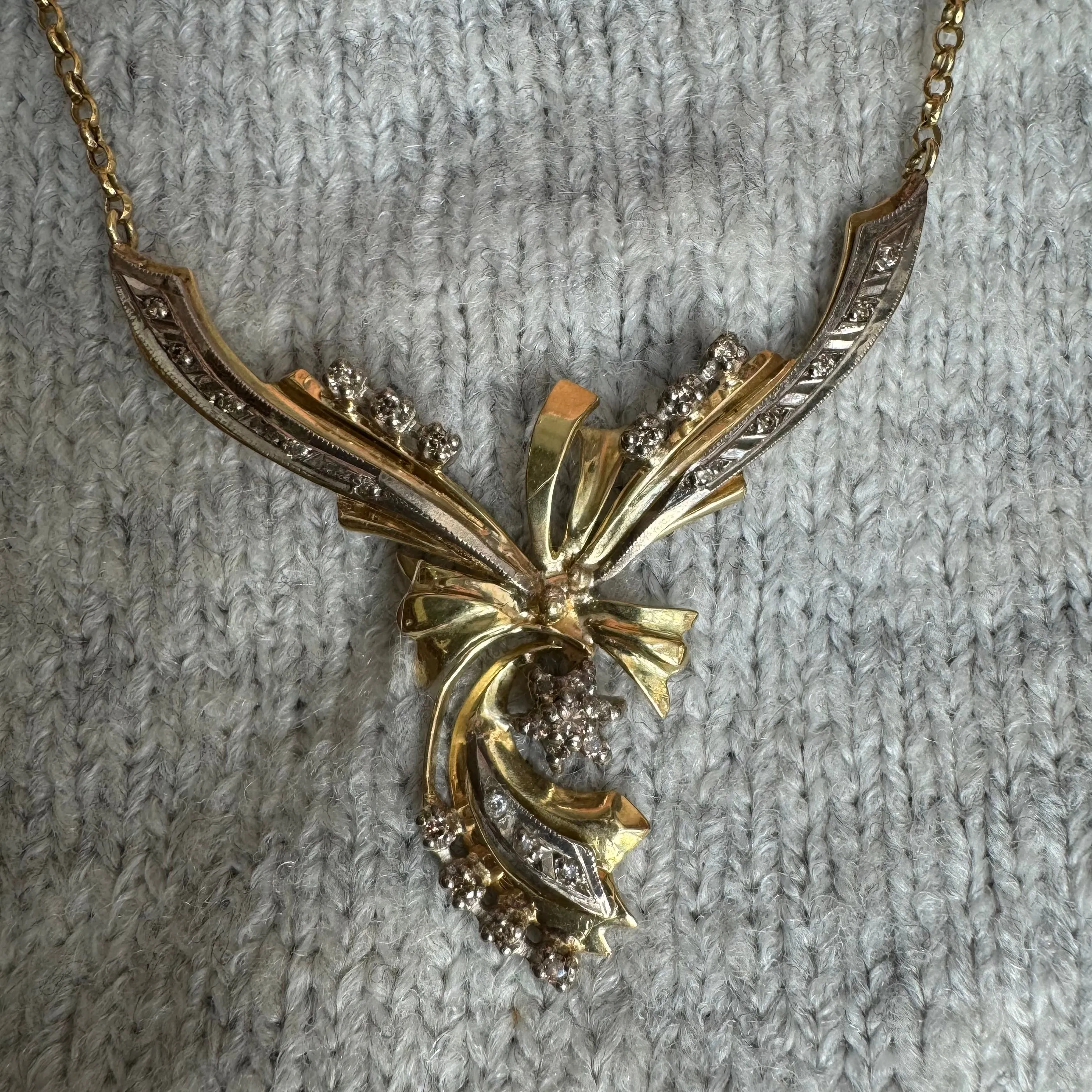 18K gold necklace set with Diamonds