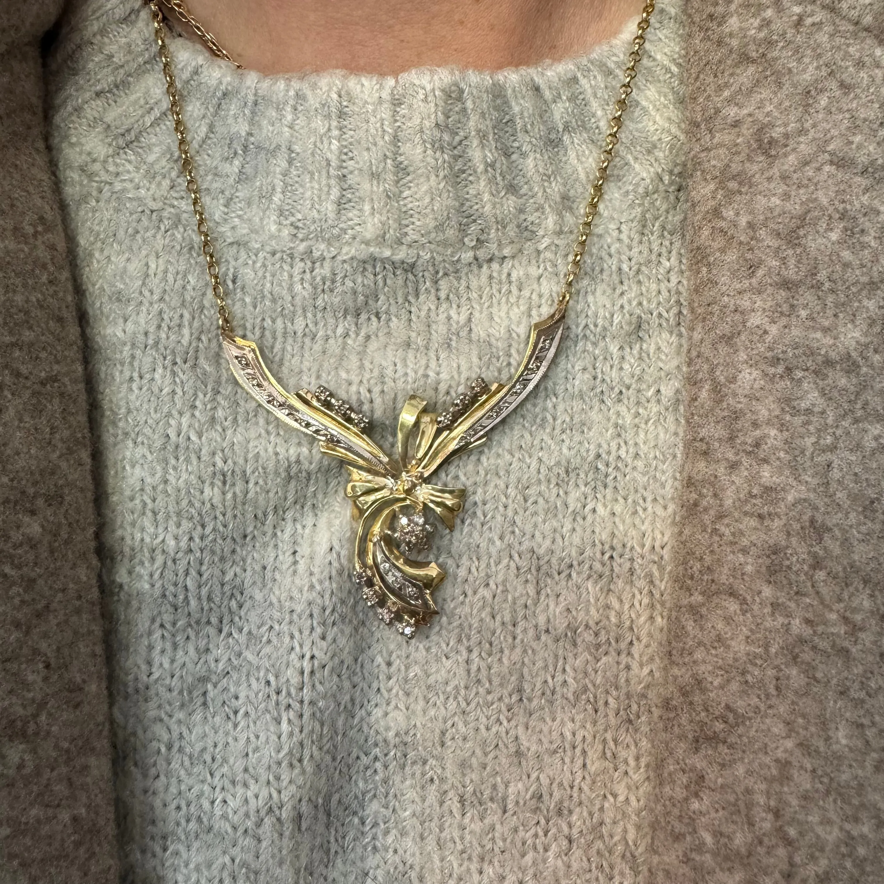 18K gold necklace set with Diamonds