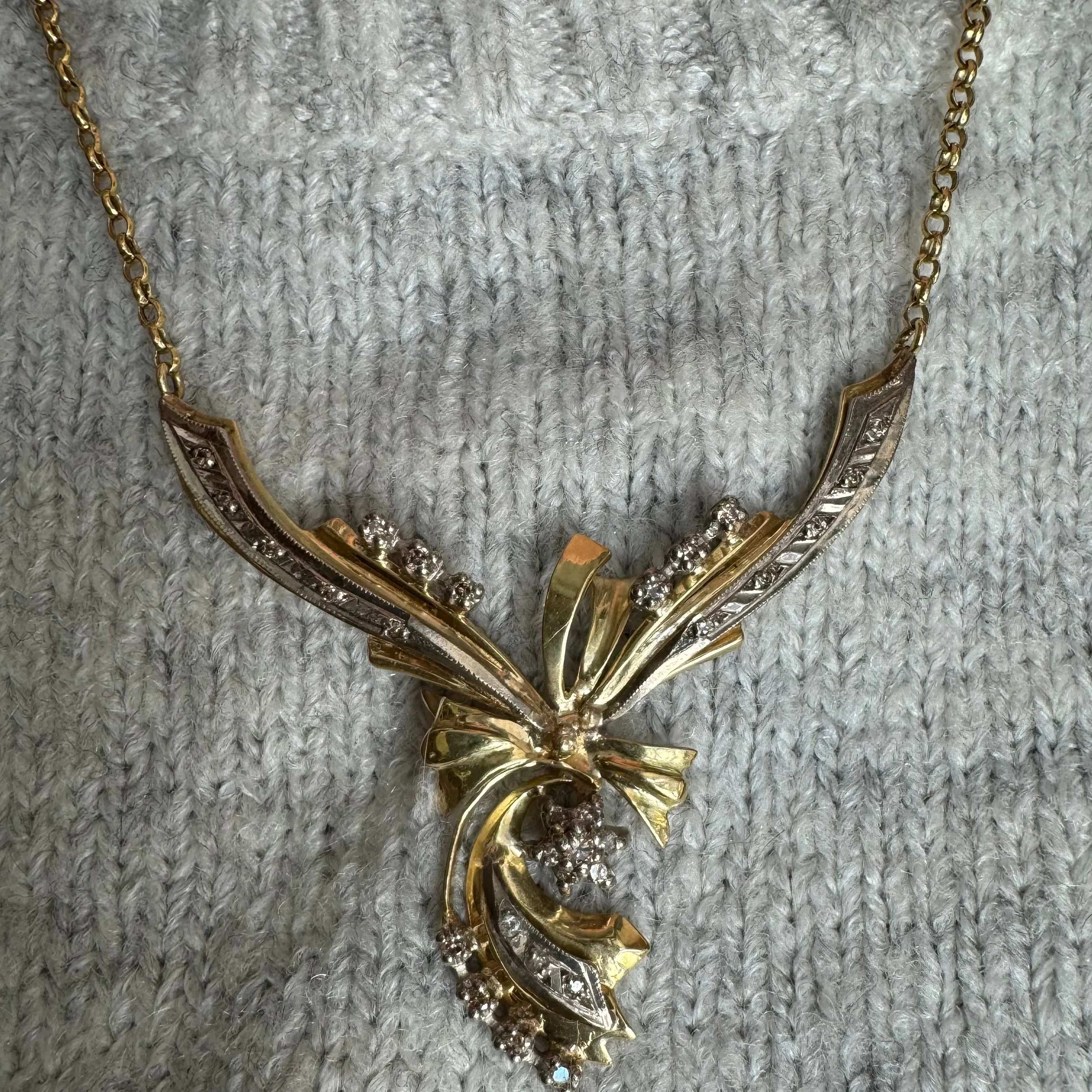 18K gold necklace set with Diamonds