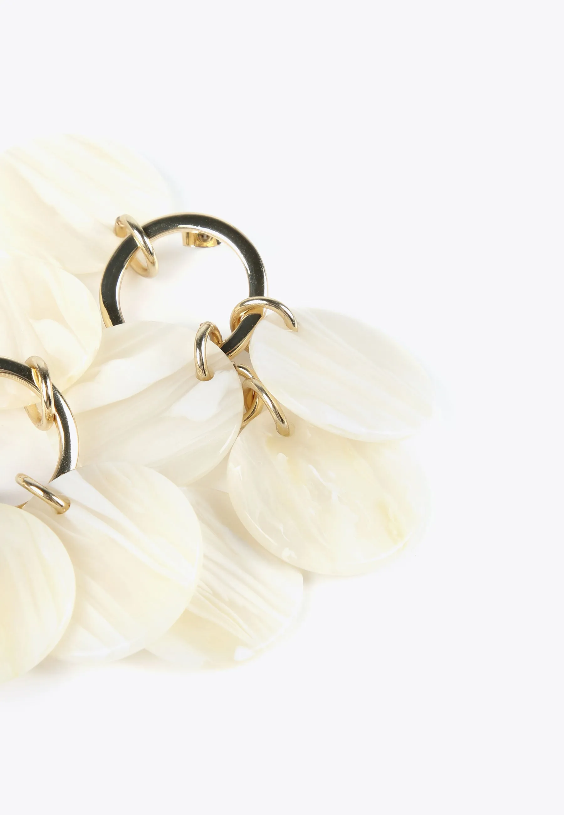 Earrings with pearly pieces