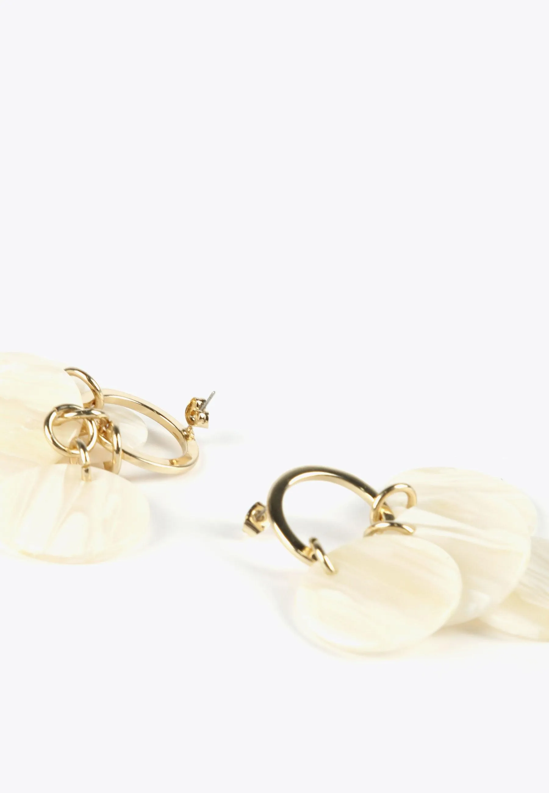 Earrings with pearly pieces