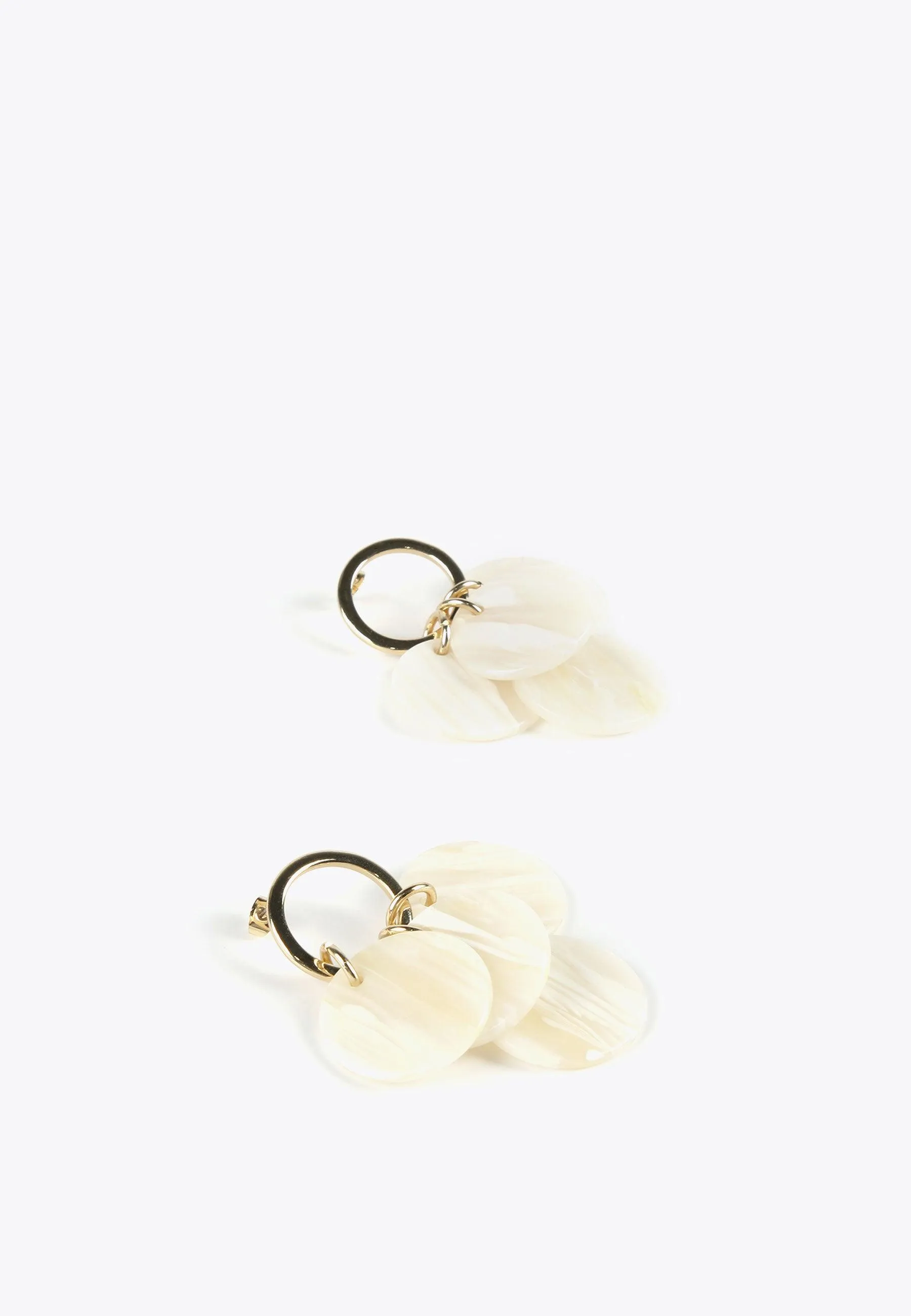 Earrings with pearly pieces