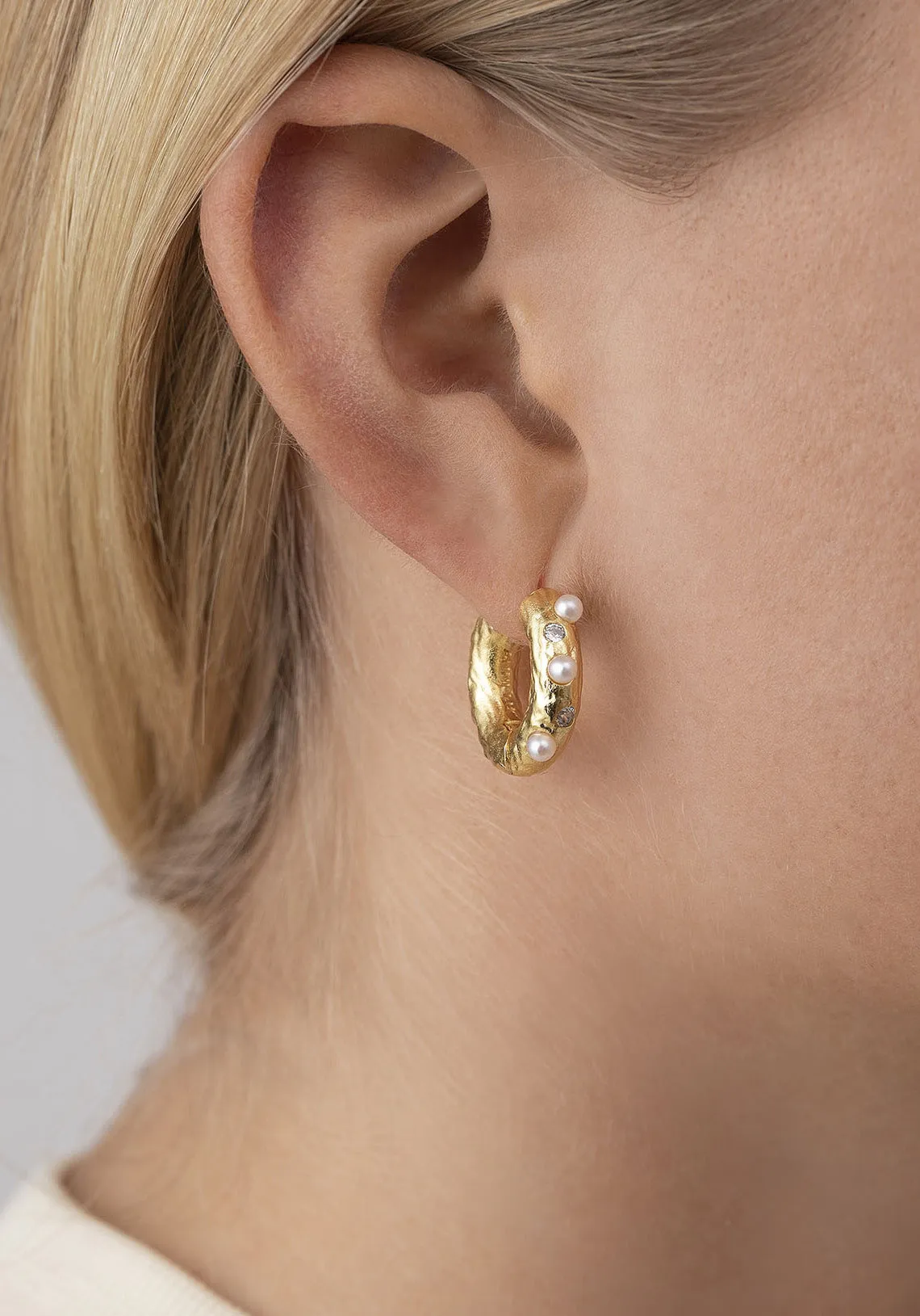 GEM IN A HOOP EARRINGS PEARL
