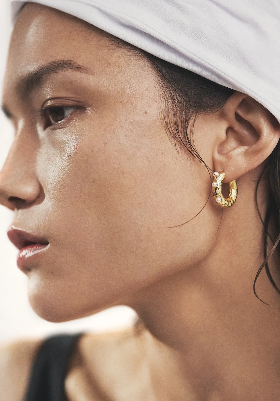 GEM IN A HOOP EARRINGS PEARL