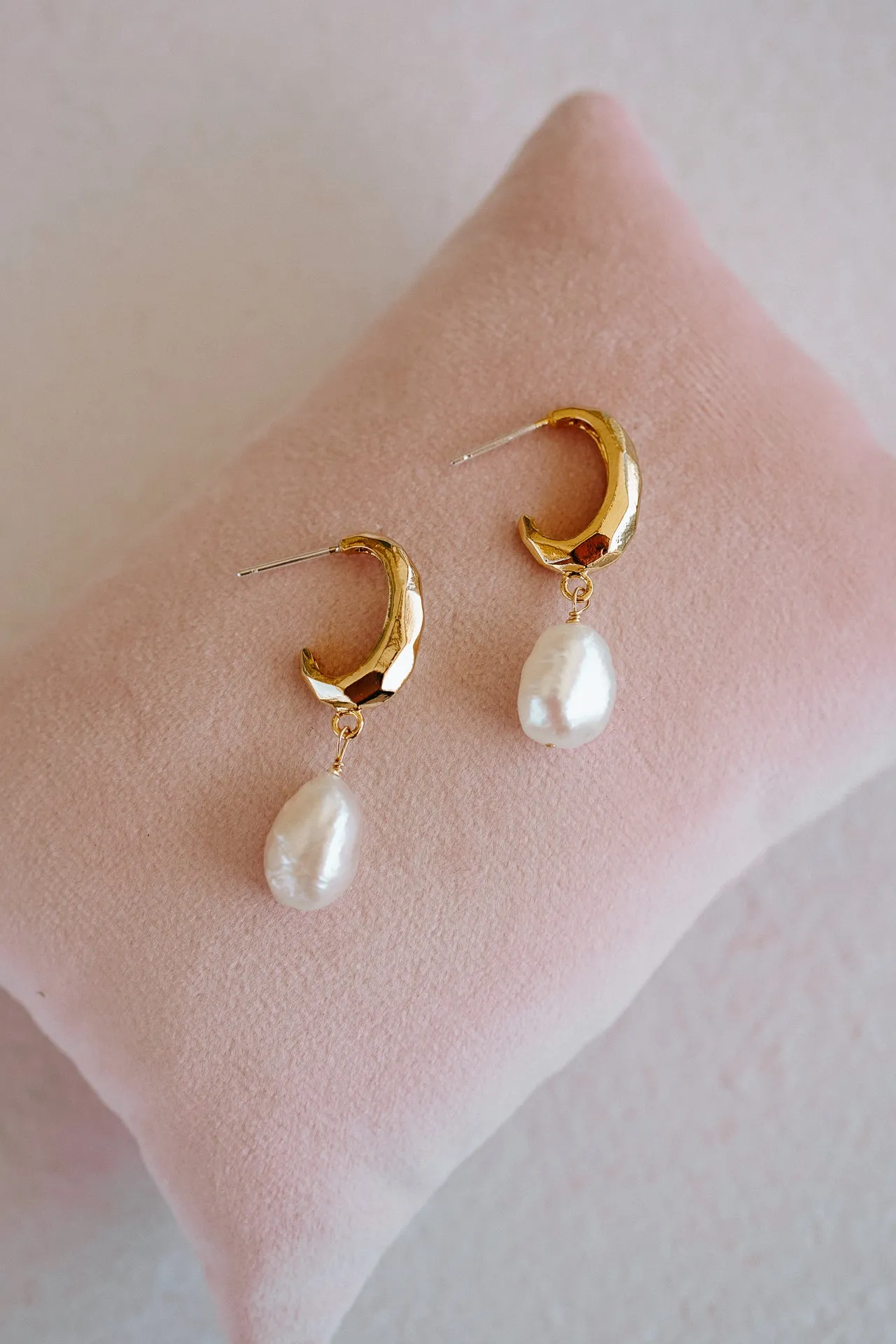 Mila Pearl Hoop Earrings - Gift
